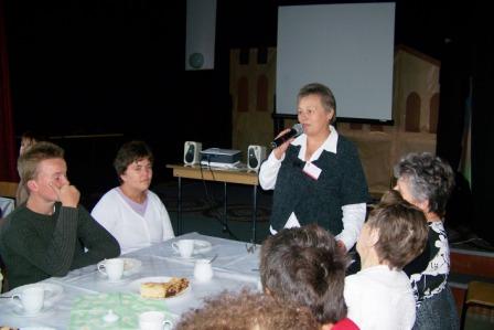 p. Teresa Grzesiak przedstawia działalność Grupy Caritas