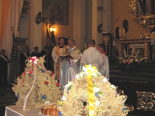 Ksiądz Proboszcz celebruje Mszę świętą