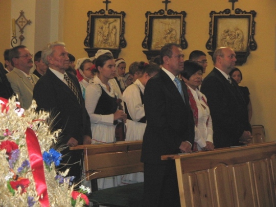 Goście i parafianie uczestniczą we Mszy świętej