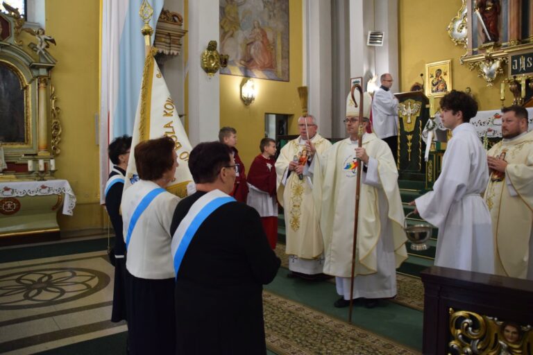 POŚWIĘCENIE NOWEGO SZTANDARU WSPÓLNOTY ŻYWEGO RÓŻAŃCA NASZEJ PARAFII